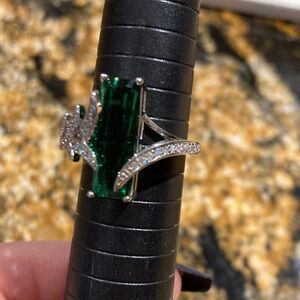 Elegant Green and Silver Women's Ring size 8